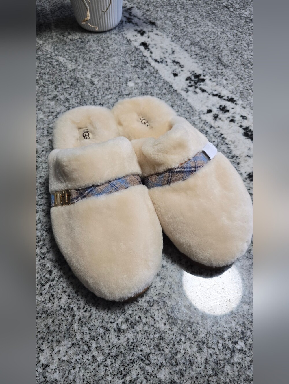 🔈🔈MOVING SALE🔈🔈 UGG SLIPPERS